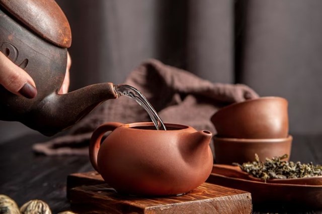 Nghệ thuật pha tr&agrave; độc đ&aacute;o của người Việt